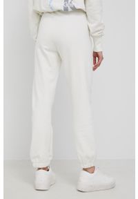 Calvin Klein Jeans Spodnie bawełniane J20J217786.PPYY damskie kolor beżowy z nadrukiem. Stan: podwyższony. Kolor: beżowy. Materiał: bawełna. Wzór: nadruk #3