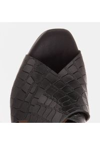 Marco Shoes Skórzane sandały damskie ze skóry w pocięte pasy czarne. Kolor: czarny. Materiał: skóra