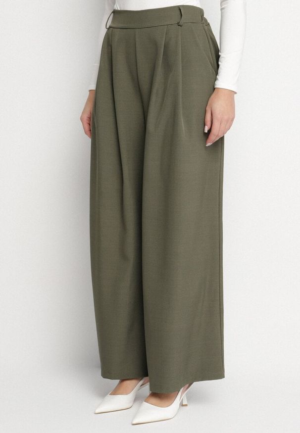 Born2be - Ciemnozielone Spodnie o Fasonie Palazzo z Wsuwanymi Kieszeniami Adivena. Okazja: na co dzień. Stan: podwyższony. Kolor: zielony. Materiał: jedwab. Długość: długie. Styl: elegancki, casual