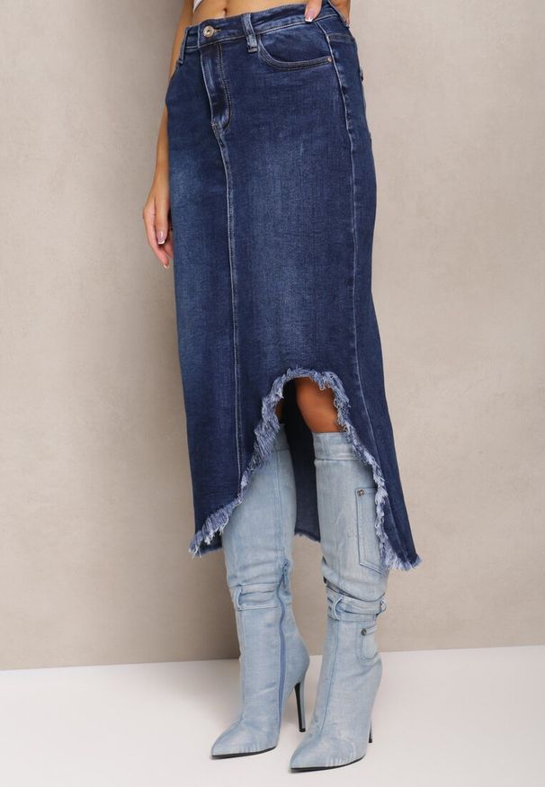 Renee - Granatowa Spódnica Jeansowa Midi z Wystrzępionym Rozcięciem Catreena. Kolor: niebieski. Materiał: jeans