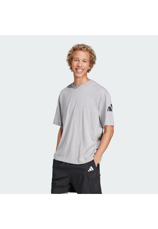 Adidas - Koszulka Essentials Loose Fit 3 Bar Logo. Kolor: wielokolorowy, czarny, szary. Materiał: bawełna