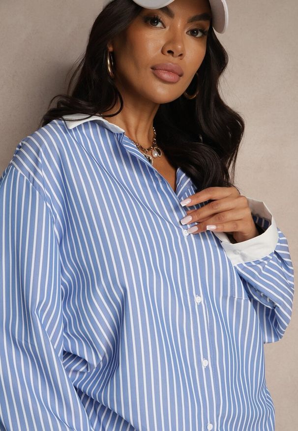 Renee - Niebieska Koszula Ozdobiona Kieszonką i Paskami Zarindia. Okazja: na co dzień. Kolor: niebieski. Materiał: jeans. Wzór: aplikacja. Styl: klasyczny, casual