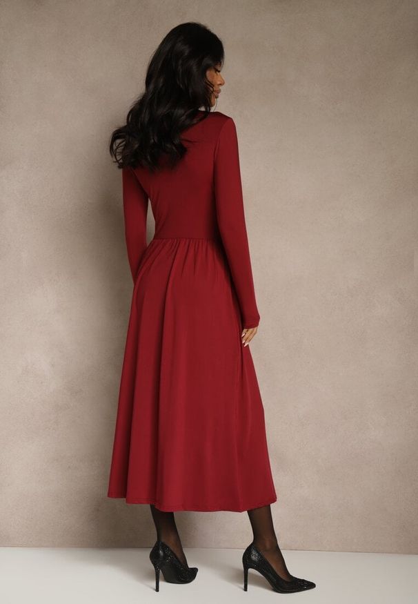 Renee - Bordowa Taliowana Sukienka Longsleeve z Wiskozą z Marszczeniem i Dekoltem V Elirie. Okazja: na randkę, na imprezę. Kolor: czerwony. Materiał: wiskoza. Długość rękawa: długi rękaw. Typ sukienki: oversize