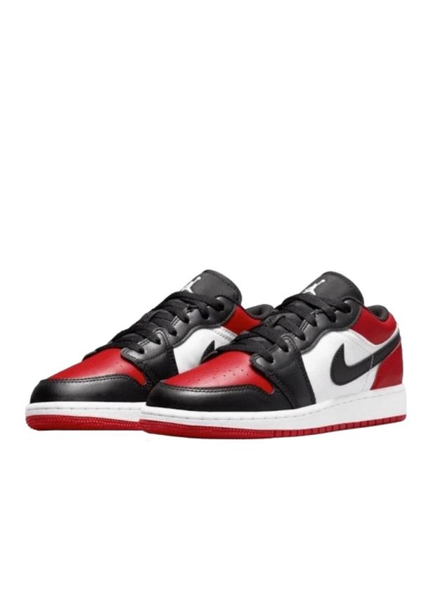 Jordan - Buty do chodzenia męskie Nike 1 Low Bred Toe. Zapięcie: sznurówki. Kolor: czerwony, czarny, wielokolorowy. Materiał: skóra, guma, tkanina. Szerokość cholewki: normalna. Sport: turystyka piesza