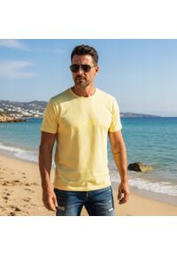 Bawełniana, Męska Koszulka (T-Shirt) - Pako Jeans - Żółta. Okazja: na co dzień. Kolor: żółty, wielokolorowy, złoty. Materiał: bawełna. Wzór: nadruk. Styl: casual #3
