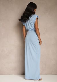 Renee - Niebieska Dopasowana Sukienka Maxi z Rozcięciem i Poduszkami w Ramionach Racbba. Kolor: niebieski. Styl: glamour, elegancki. Długość: maxi #4
