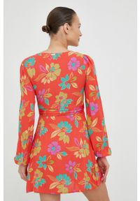 Billabong sukienka kolor czerwony mini prosta. Okazja: na co dzień. Kolor: czerwony. Materiał: tkanina. Typ sukienki: proste. Styl: casual. Długość: mini #3