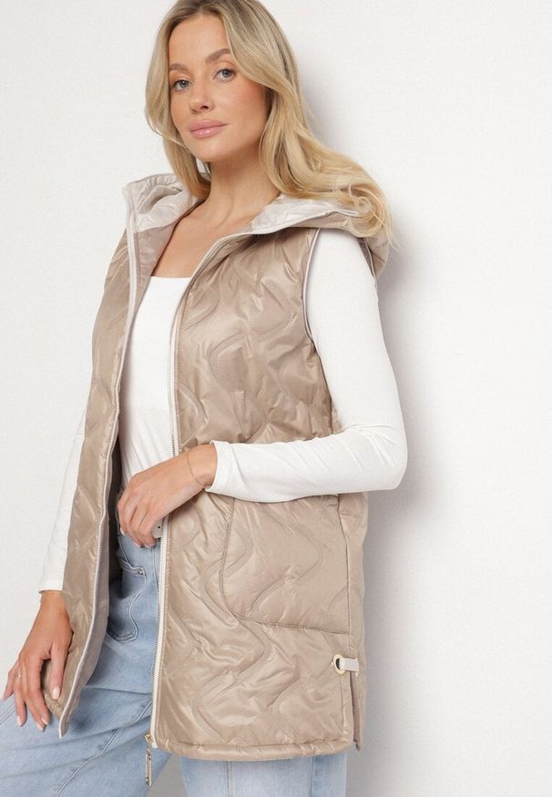 Born2be - Ciemnobeżowa Kamizelka Pikowana z Kapturem i Wsuwanymi Kieszeniami Ravloti. Okazja: na co dzień, na spotkanie biznesowe, do pracy. Typ kołnierza: kaptur. Kolor: beżowy. Styl: biznesowy, casual