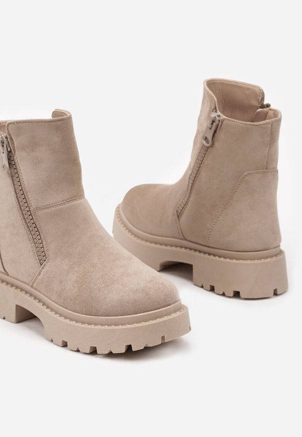 Born2be - Ciemnobeżowe Botki na Grubej Podeszwie Ozdobione Suwakiem Tarilia. Okazja: na co dzień. Kolor: beżowy. Materiał: jeans. Wzór: aplikacja. Obcas: na obcasie. Styl: elegancki, casual. Wysokość obcasa: średni