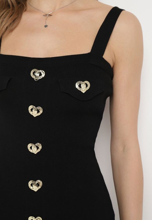 Born2be - Czarna Sukienka z Prążkowanej Dzianiny z Ozdobnymi Guzikami Oledia. Kolor: czarny. Materiał: prążkowany, dzianina. Długość rękawa: na ramiączkach. Styl: elegancki