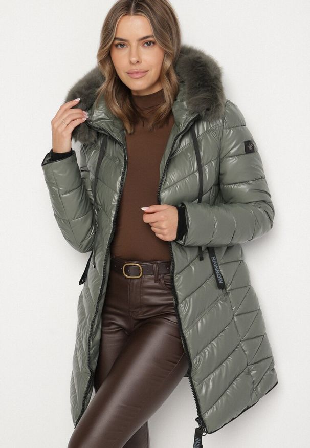 Born2be - Zielona Pikowana Kurtka o Taliowanym Kroju z Kapturem z Futerkiem Naleanna. Okazja: na co dzień. Typ kołnierza: kaptur. Kolor: zielony. Materiał: futro. Styl: casual
