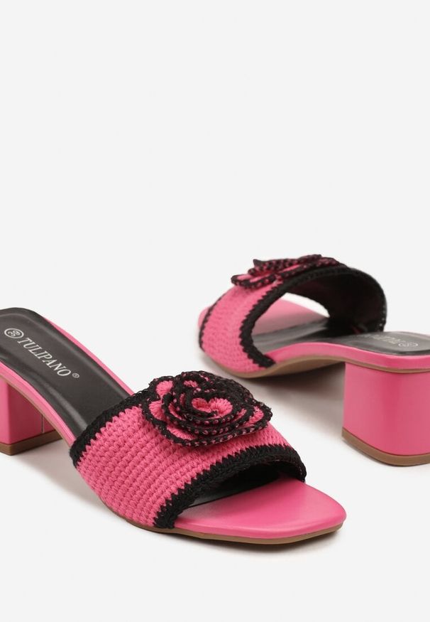Renee - Fuksjowe Klapki na Słupkowym Obcasie z Szydełkową Cholewką z Kwiatem Idara. Okazja: na co dzień, na spacer. Kolor: różowy. Materiał: koronka, jeans. Wzór: kwiaty. Sezon: wiosna. Obcas: na obcasie. Styl: casual, boho, elegancki. Wysokość obcasa: średni