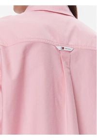 Tommy Jeans Koszula Badge Boyfriend DW0DW17351 Różowy Relaxed Fit. Kolor: różowy. Materiał: bawełna #3