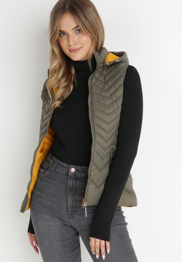 Born2be - Ciemnozielona Kamizelka Pikowana z Kapturem Euphiolea. Typ kołnierza: kaptur. Kolor: zielony. Wzór: geometria, aplikacja. Styl: elegancki