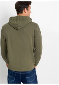 Bluza z kapturem bonprix ciemnooliwkowy z nadrukiem. Typ kołnierza: kaptur. Kolor: zielony. Materiał: materiał, bawełna, poliester. Wzór: nadruk #4