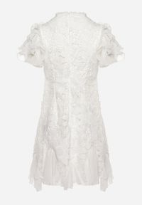 Born2be - Biała Sukienka Mini z Koronkowymi Wstawkami i Falbankami Soffiana. Okazja: na co dzień, na imprezę. Typ kołnierza: kołnierz z falbankami. Kolor: biały. Materiał: koronka. Długość rękawa: krótki rękaw. Wzór: koronka. Styl: casual, elegancki. Długość: mini #2