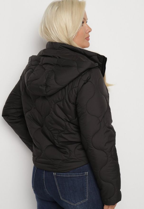 Born2be - Czarna Kurtka Krótka z Pikowaniem i Odpinanym Kapturem Taraes. Okazja: na co dzień. Kolekcja: plus size. Kolor: czarny. Materiał: jeans. Długość: krótkie. Styl: elegancki, casual