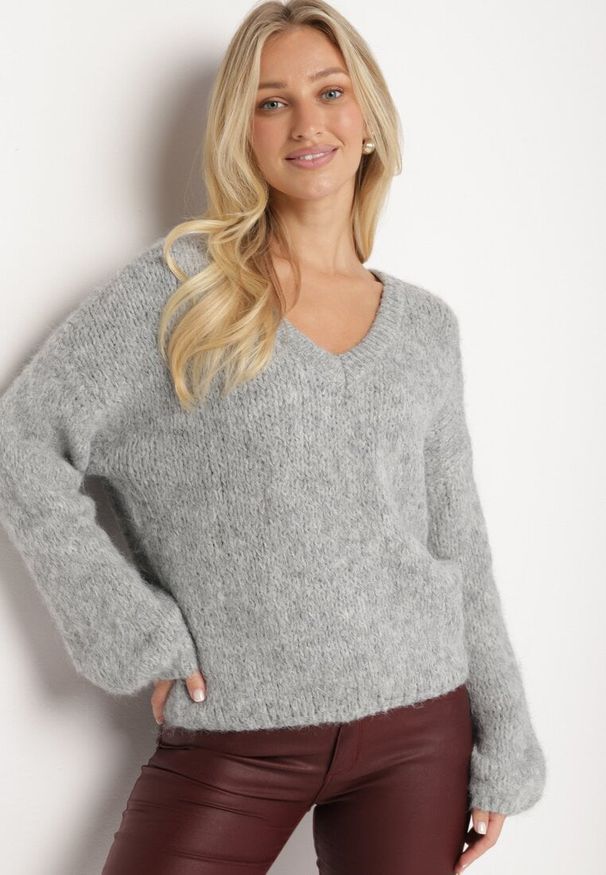 Born2be - Jasnoszary Sweter z Wełną i Rozszerzanymi Rękawami Sinara. Okazja: na co dzień. Kolor: szary. Materiał: wełna. Styl: klasyczny, elegancki, casual