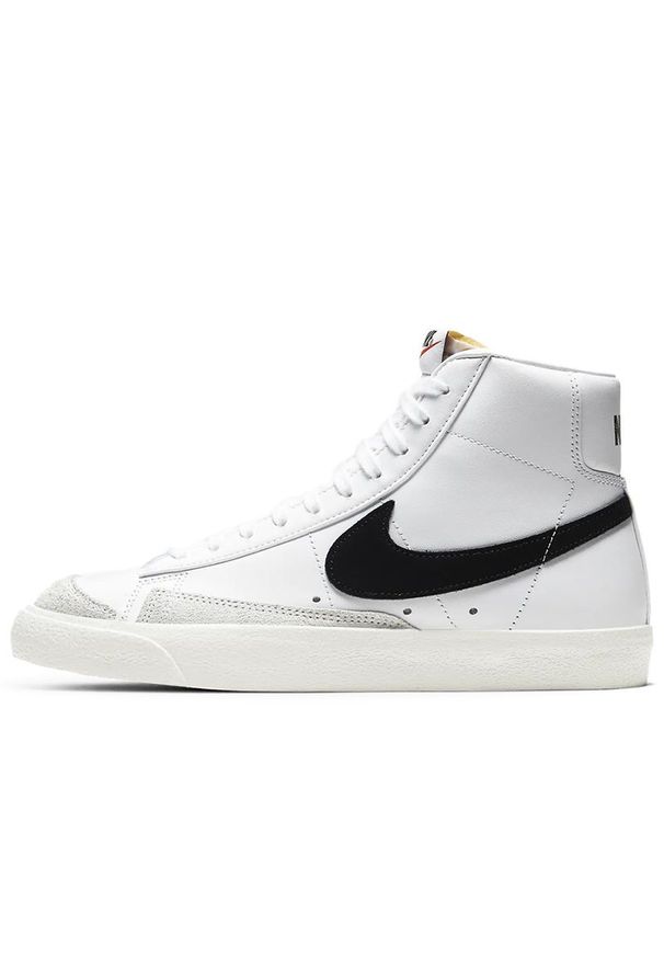 Buty Nike Blazer Mid '77 CZ1055-100 - białe. Kolor: biały. Materiał: skóra, zamsz. Szerokość cholewki: normalna. Wzór: jodełka, aplikacja. Sezon: lato. Obcas: na płaskiej podeszwie