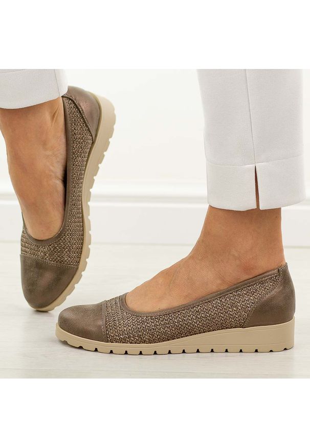 Brązowe półbuty damskie M.Daszyński 1628-25. Okazja: na co dzień. Kolor: brązowy. Materiał: skóra. Szerokość cholewki: normalna. Sezon: wiosna, jesień, lato. Obcas: na koturnie. Styl: casual, elegancki, klasyczny