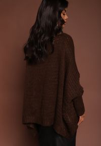 Renee - Brązowy Luźny Sweter Dzianinowy w Stylu Ponczo Nattava. Okazja: na co dzień. Typ kołnierza: dekolt w łódkę. Kolor: brązowy. Materiał: dzianina. Styl: wizytowy, casual, elegancki #5