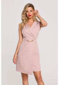 Sukienki.shop - Sukienka żakietowa ołówkowa kopertowa mini bez rękawów róż. Kolor: różowy. Długość rękawa: bez rękawów. Typ sukienki: kopertowe, ołówkowe. Styl: elegancki, klasyczny, wizytowy. Długość: mini #3
