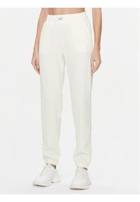 Guess Spodnie dresowe Aislin V4RB01 KC2T0 Biały Regular Fit. Kolor: biały. Materiał: syntetyk