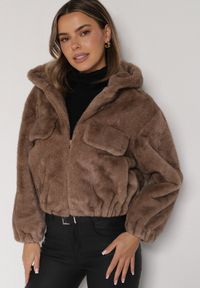 Born2be - Jasnobrązowa Futrzana Kurtka Bomberka z Kapturem i Ozdobną Imitacją Kieszeni Awedalia. Okazja: na co dzień. Typ kołnierza: kaptur. Kolor: brązowy. Materiał: futro. Wzór: aplikacja. Styl: klasyczny, casual, elegancki #1