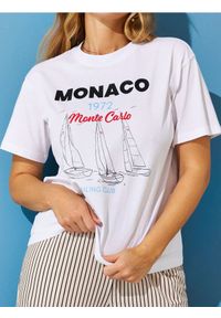 Sinsay - Bawełniana koszulka z nadrukiem wakacyjnym Monaco - biały. Kolor: biały. Materiał: bawełna. Wzór: nadruk. Styl: wakacyjny #1
