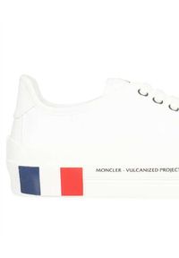 MONCLER - Białe trampki Glissiere. Nosek buta: okrągły. Zapięcie: sznurówki. Kolor: biały. Materiał: guma. Wzór: aplikacja. Styl: klasyczny #3