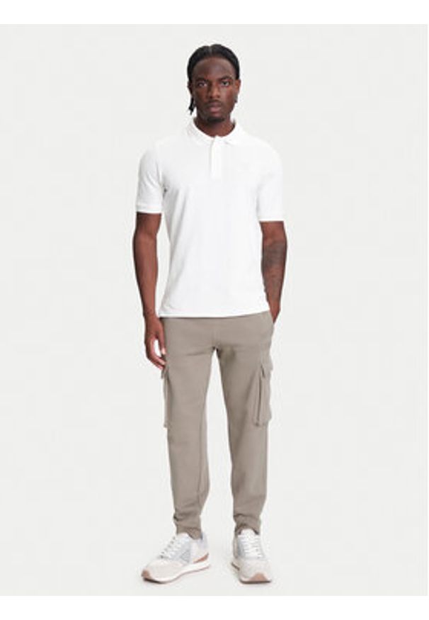 Guess Spodnie dresowe Z4YB08 KAIJ1 Khaki Regular Fit. Kolor: brązowy. Materiał: bawełna