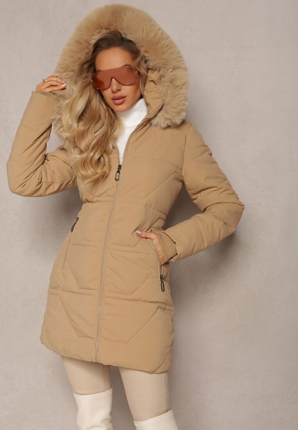 Renee - Ciemnobeżowa Pikowana Kurtka z Kapturem i Ozdobnym Futerkiem Zepiola. Typ kołnierza: kaptur. Kolor: beżowy. Materiał: futro