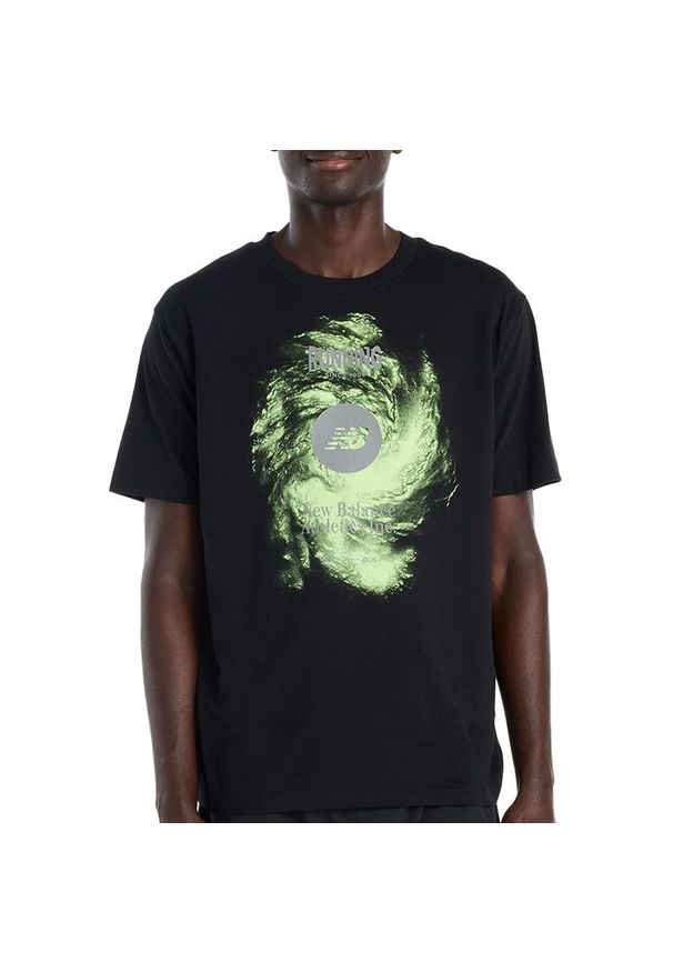 Koszulka męska New Balance Vortex Performance MT6164W1BK - czarna. Kolor: czarny. Materiał: bawełna, poliester. Długość rękawa: krótki rękaw. Długość: krótkie. Wzór: kolorowy, aplikacja