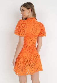 Born2be - Pomarańczowa Sukienka Cilleis. Typ kołnierza: kołnierzyk stójkowy. Kolor: pomarańczowy. Materiał: koronka. Wzór: ażurowy, aplikacja, koronka. Styl: elegancki. Długość: mini #5