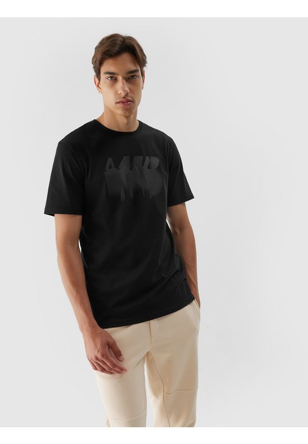4f - T-shirt regular z nadrukiem męski - czarny. Kolor: czarny. Materiał: bawełna. Wzór: nadruk