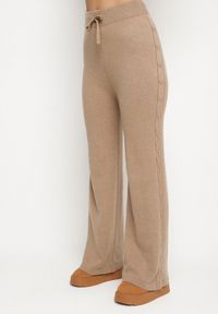 Born2be - Ciemnobeżowy Dzianinowy Komplet z Wełną i Bawełną Sweter z Tłoczonym Wzorem i Spodnie Otivra. Kolor: beżowy. Materiał: dzianina, bawełna, wełna #6