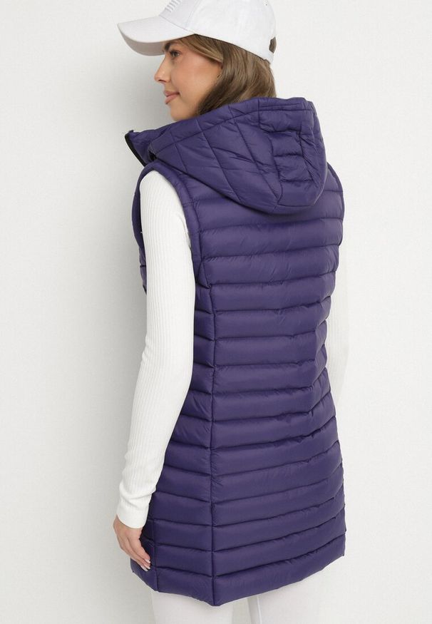 Born2be - Ciemnofioletowa Kamizelka Pikowana o Dłuższym Fasonie z Kapturem Vitilie. Okazja: na co dzień. Typ kołnierza: kaptur. Kolor: fioletowy. Materiał: jeans. Długość: długie. Styl: casual, elegancki