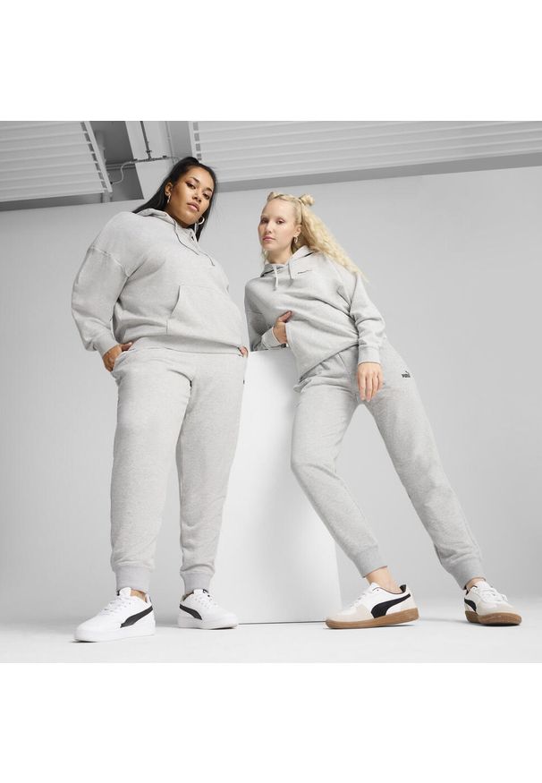 Puma - Damskie spodnie dresowe z małym logo No.1 ESS PUMA Light Gray Heather. Kolor: czarny, szary, wielokolorowy. Materiał: dresówka. Sport: turystyka piesza