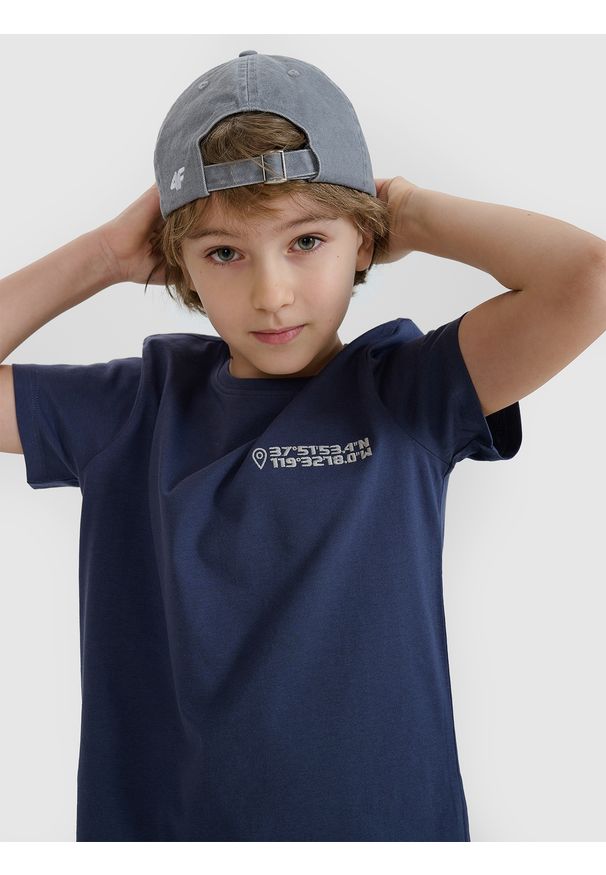 4f - 4F T-shirt regular z nadrukiem chłopięcy - szary 128 (7-8 lat). Okazja: na co dzień. Kolor: szary. Materiał: dzianina, jersey, bawełna. Długość rękawa: krótki rękaw. Długość: krótkie. Wzór: nadruk. Sezon: lato. Styl: casual, klasyczny, sportowy