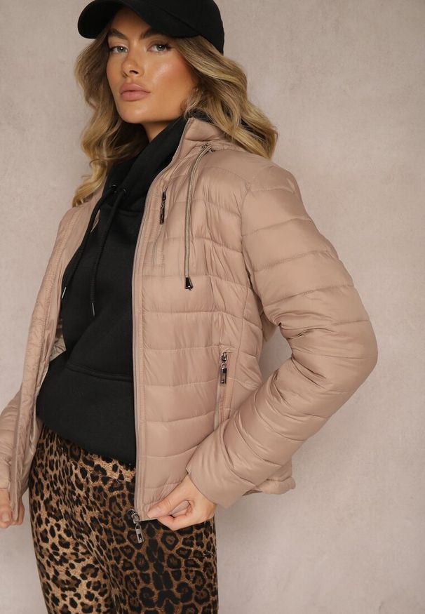 Renee - Ciemnobeżowa Klasyczna Kurtka z Pikowaniem i Kapturem Everaelia. Kolor: beżowy. Materiał: tkanina. Styl: klasyczny