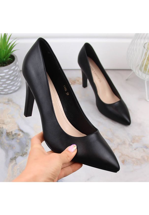 Czółenka damskie na obcasie czarne Sergio Leone 1446. Kolor: czarny. Materiał: skóra ekologiczna. Szerokość cholewki: normalna. Obcas: na obcasie. Wysokość obcasa: średni