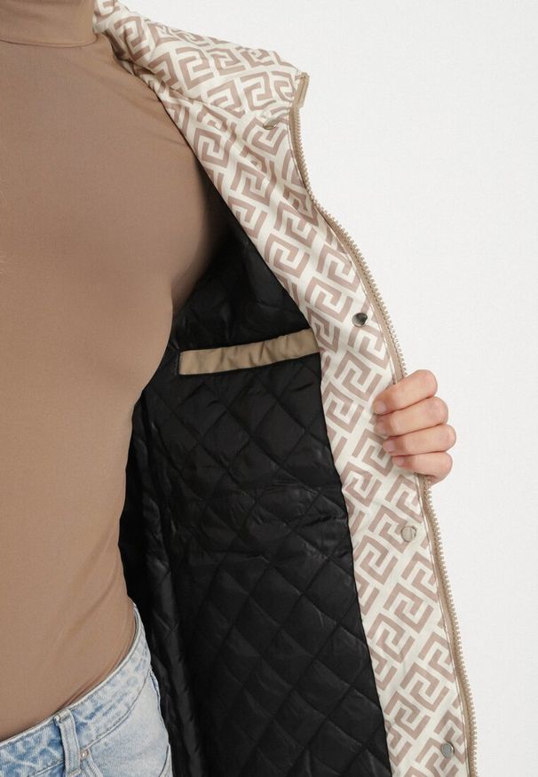 Born2be - Ciemnobeżowa Kurtka Parka z Kapturem z Ozdobną Wyściółką Tiolara. Okazja: na spacer, na co dzień. Typ kołnierza: kaptur. Kolor: beżowy. Materiał: jeans. Styl: casual, sportowy