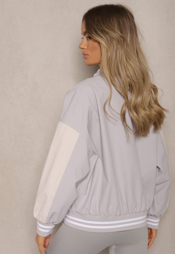 Renee - Szara Kurtka Oversize o Fasonie Bomberki na Suwak z Ozdobnym Napisem Irithre. Okazja: na co dzień. Kolor: szary. Materiał: jeans, tkanina. Wzór: napisy. Styl: elegancki, casual
