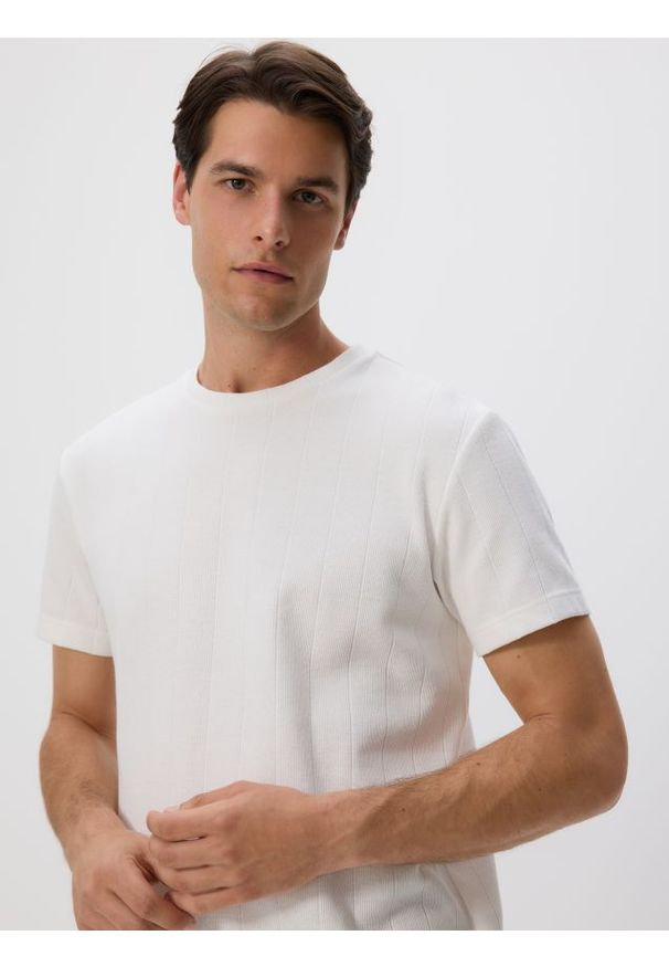 Reserved - T-shirt regular ze strukturalnej dzianiny - złamana biel. Materiał: dzianina