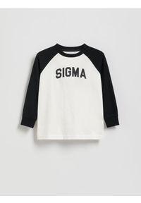 Reserved - Bawełniany longsleeve z nadrukiem - złamana biel. Materiał: bawełna. Długość rękawa: długi rękaw. Wzór: nadruk #1