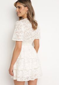 Born2be - Jasnobeżowa Rozkloszowana Sukienka z Trójkątnym Dekoltem z Gumką w Pasie i Falbankami Crapia. Okazja: na spacer. Typ kołnierza: kołnierz z falbankami. Kolor: beżowy. Długość rękawa: krótki rękaw. Styl: wizytowy #3