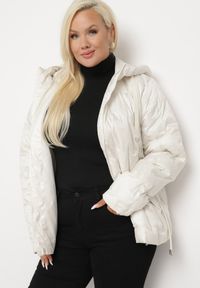 Born2be - Jasnobeżowa Pikowana Kurtka Wiatrówka z Kapturem i Wsuwanymi Kieszeniami Dairel. Okazja: na spacer, na co dzień. Typ kołnierza: kaptur. Kolekcja: plus size. Kolor: beżowy. Materiał: jeans. Styl: elegancki, casual #5