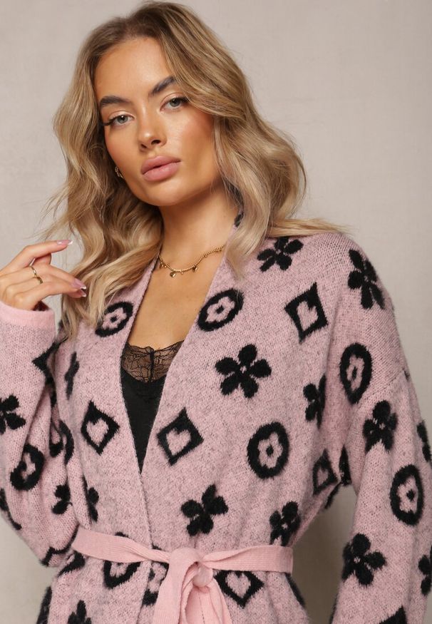 Renee - Różowy Kardigan z Wiązanym Paskiem Ozdobiony Wzorem w Kwiaty Timonen. Kolor: różowy. Materiał: tkanina, materiał, dzianina. Wzór: aplikacja, kwiaty