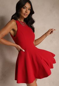 Renee - Czerwona Sukienka z Wiskozą o Rozkloszowanym Kroju Miliviela. Okazja: na co dzień. Kolor: czerwony. Materiał: wiskoza. Typ sukienki: proste, rozkloszowane. Styl: elegancki, casual #4