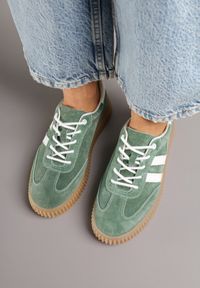 Renee - Zielone Zamszowe Sneakersy w Stylu Kultowych Tenisówek ze Skórzaną Wkładką Tenannia. Nosek buta: okrągły. Zapięcie: sznurówki. Kolor: zielony. Materiał: zamsz, skóra. Obcas: na obcasie. Wysokość obcasa: niski #4